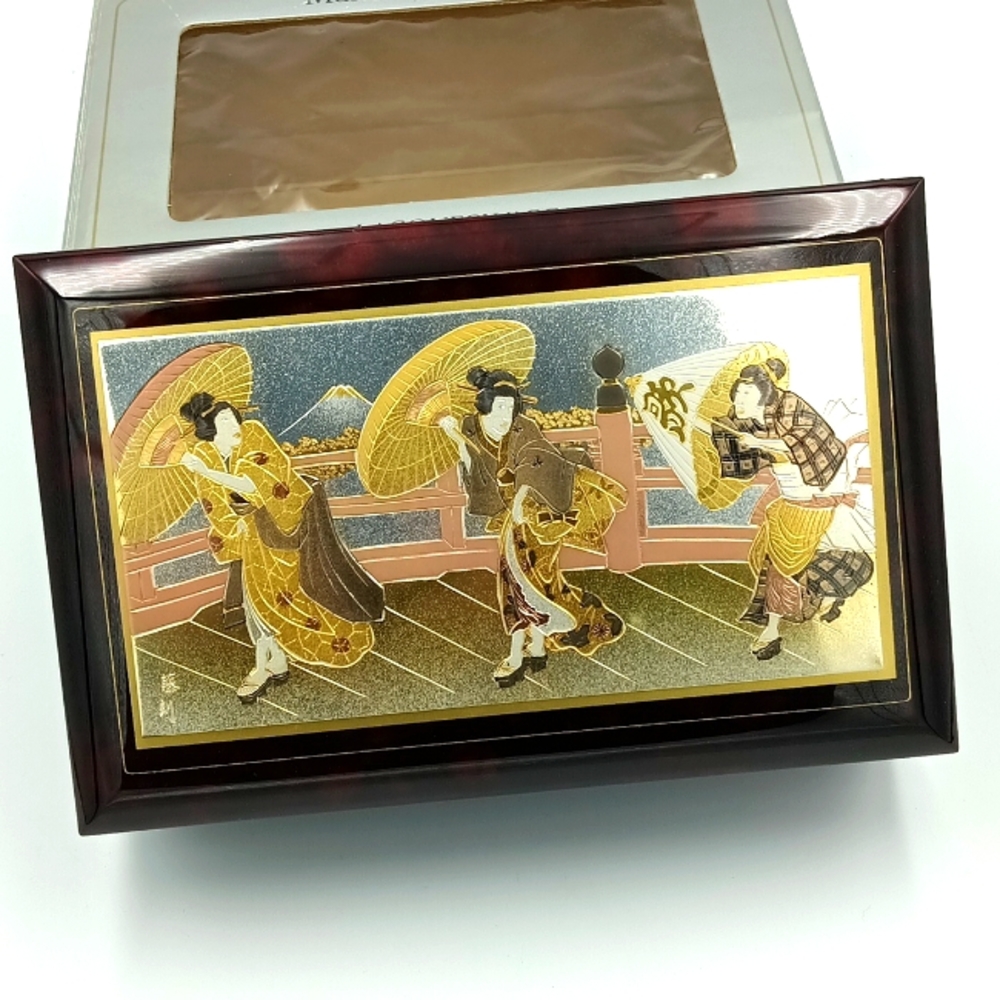 Lacquerware Jewlery Music Box With Mirror